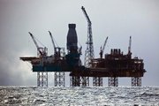 Petrol beş ayın düşüğünde
