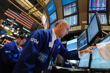 Wall Street'te borsalar dalgalı - Bir yandan Avrupa'ya yönelik kaygılar, diğer yandan ABD'de beklenenden iyi gelen konut ve sanayi üretim verileriyle New York borsası dalgalı seyrediyor