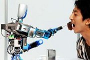 Felçli iki kişi, düşünce gücüyle robot kollarını oynattı