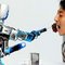 Felçli iki kişi, düşünce gücüyle robot kollarını oynattı