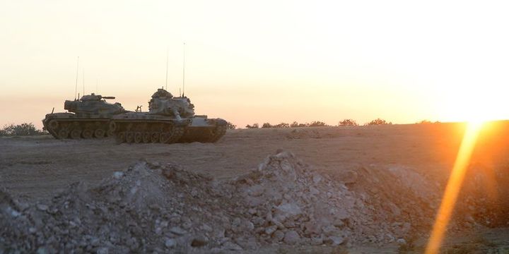 Tank ve zırhlı personel taşıyıcılar sınırın Türkiye tarafında bekleyişini sürdürüyor