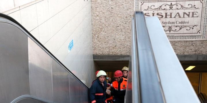 Şişhane metrosunda bir kadın yaralandı: Seferler bir süre yapılamadı