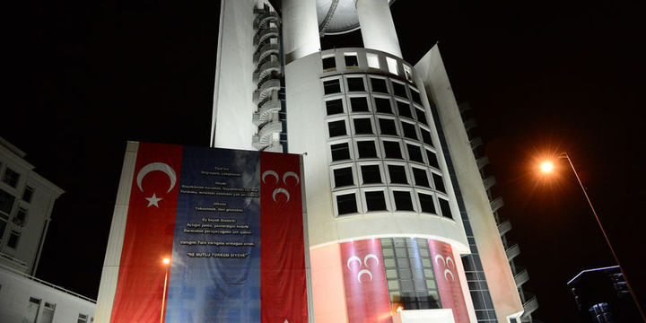 MHP "Evet" konusunda dışarıya renk vermiyor