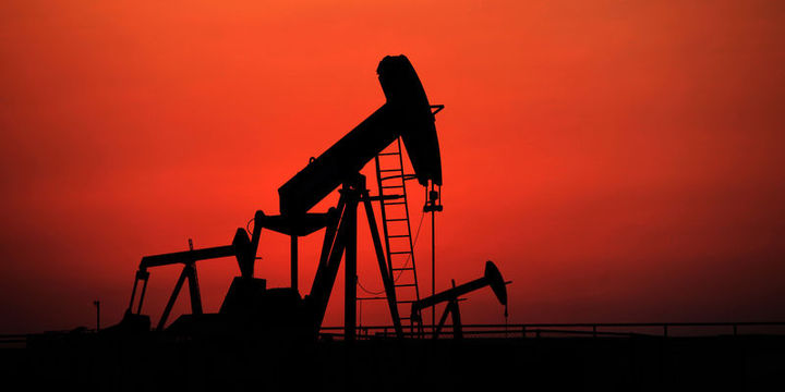 Petrol 15 ayın zirvesinde tutundu