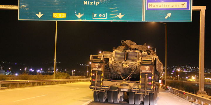 Sınıra tank ve zırhlı araç sevkiyatı devam ediyor