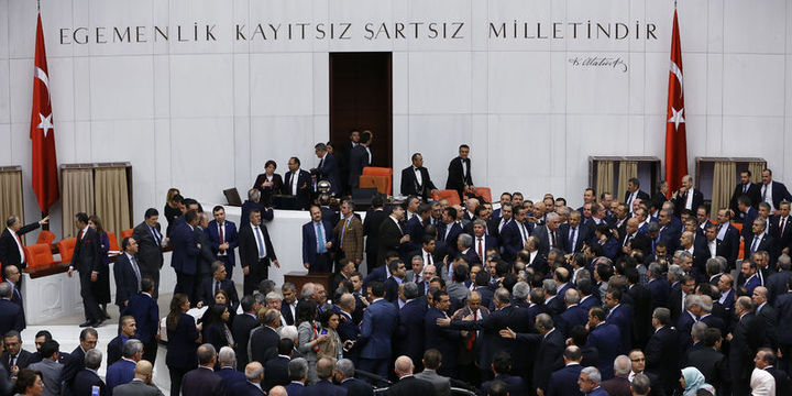 Anayasa değişikliği teklifinde 4. madde kabul edildi