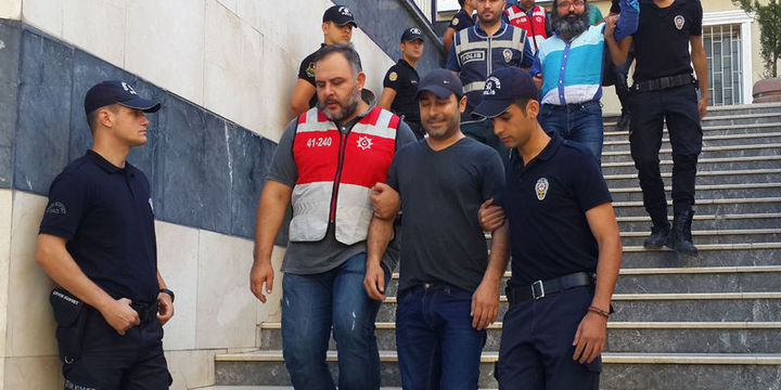 Şarkıcı Atilla Taş ve 11 gazeteci darbeye teşebbüsten tutuklandı