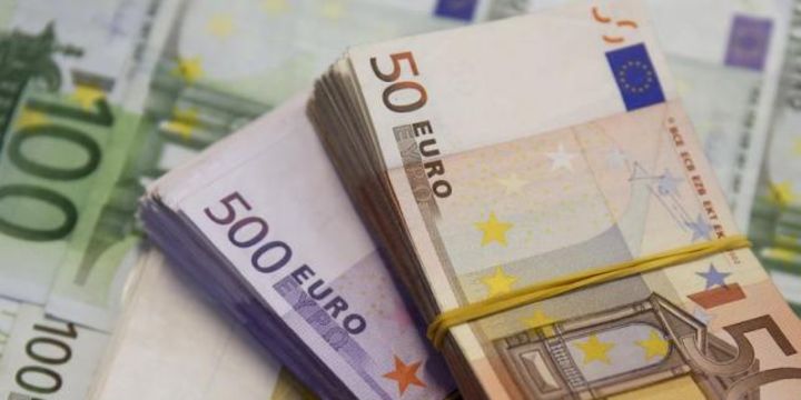 Euro dikkatlerin ABD vergi planına yönelmesiyle hız kesti