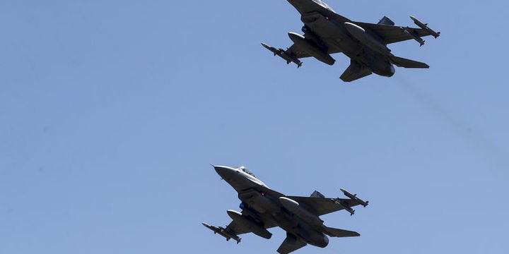 NATO jetleri 3 Rus uçağının önünü kesti