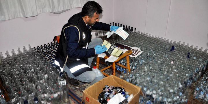 Yılbaşı öncesi tonlarca sahte içki ele geçirildi