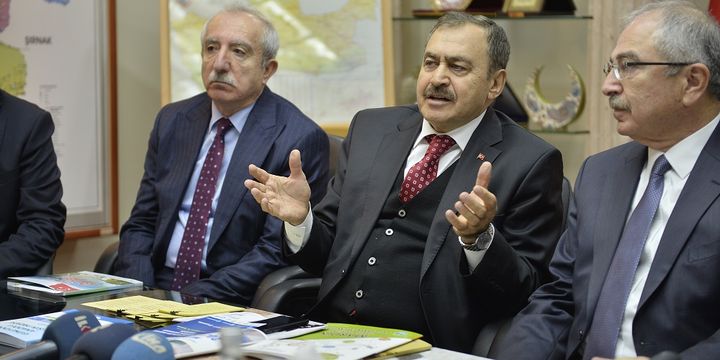 Bakan Eroğlu: "Tarlasına damlama ve yağmurlama borusu çekmeyene su yok"