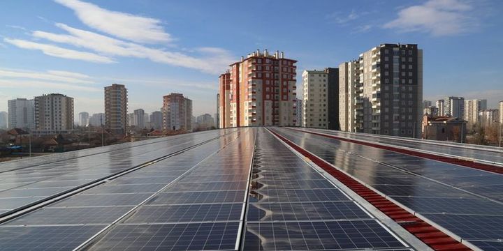 Çatıda güneş ve rüzgardan elektrik üretmek serbest