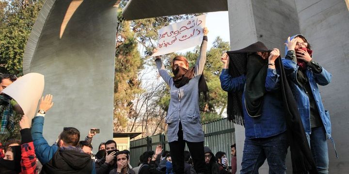 İran devlet televizyonu: Askeri üsleri ele geçirmeye çalışan silahlı protestocular püskürtüldü