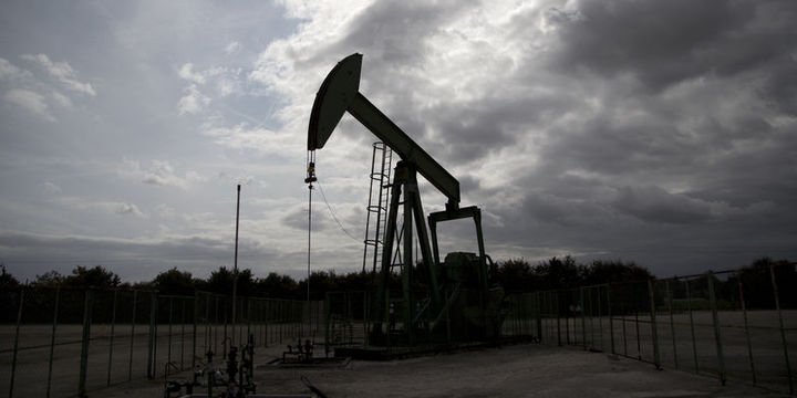 Petrol stoklardaki artış beklentisi ile değer kaybetti