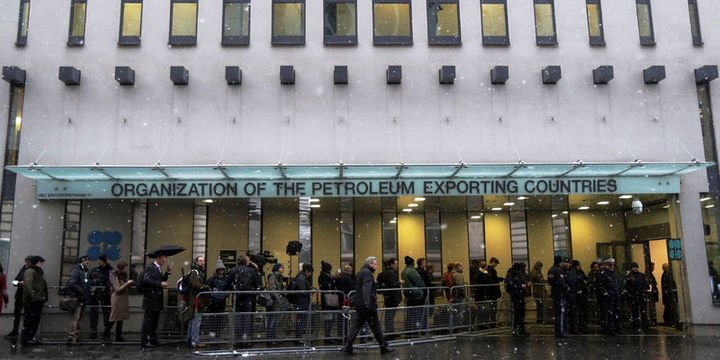 OPEC üretimi "Venezuela" ile bir yılın en düşüğüne indi